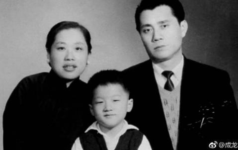 成龙晒儿时旧照：一组罕见老照片,感慨青春岁月