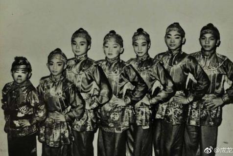 成龙晒儿时旧照：一组罕见老照片,感慨青春岁月