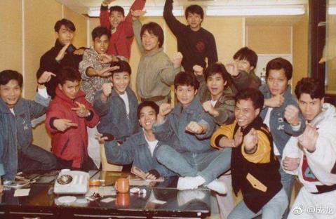 成龙晒儿时旧照：一组罕见老照片,感慨青春岁月