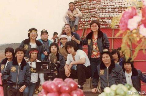 成龙晒儿时旧照：一组罕见老照片,感慨青春岁月