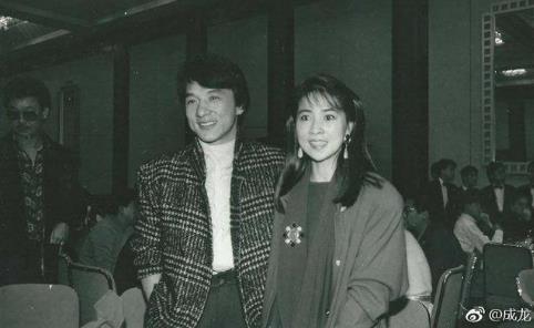 成龙晒儿时旧照：一组罕见老照片,感慨青春岁月