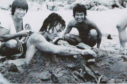 成龙晒儿时旧照：一组罕见老照片,感慨青春岁月