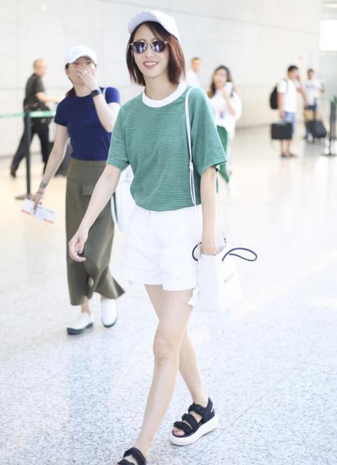 佟丽娅穿糖果绿：俏皮又可爱,清新look过六一儿童节