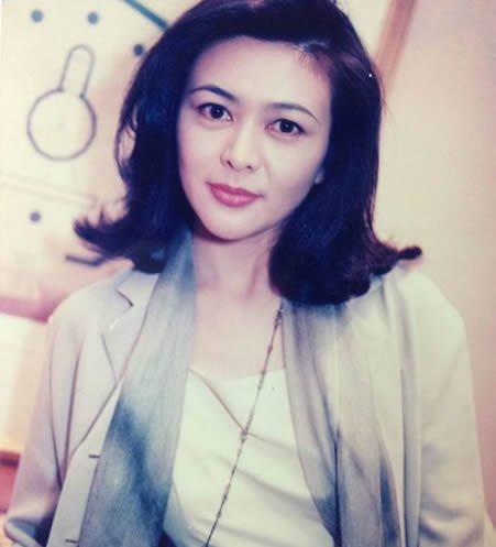 关之琳六一晒旧照：女神从小美到大,十多岁就有了女神雏形