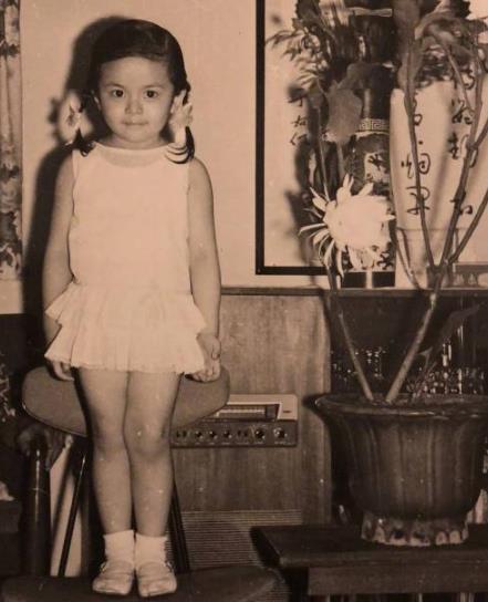 关之琳六一晒旧照：女神从小美到大,十多岁就有了女神雏形