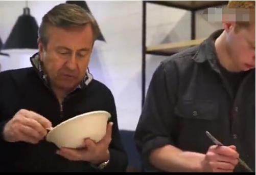 机器人餐厅走红评论：三分钟做出一道菜,机器人网络上走红