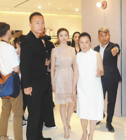 景甜秀美腿又白又直：穿蕾丝裙秀美腿,景甜好看照片图片