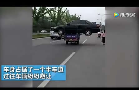 三轮扛着轿车飞奔:神操作画面,800元买下却被罚1300元 三轮扛着轿车飞奔:神操作画面,800元买下却被罚1300元