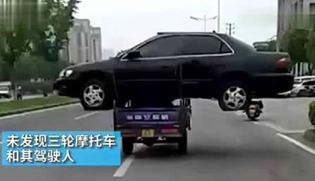 三轮扛着轿车飞奔:神操作画面,800元买下却被罚1300元 三轮扛着轿车飞奔:神操作画面,800元买下却被罚1300元