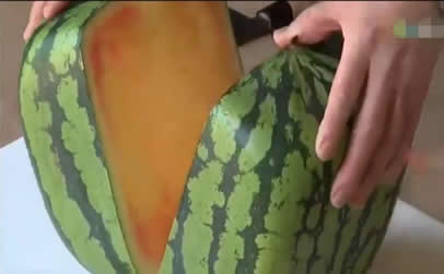 方形西瓜切开图片：日本方形西瓜 切开爆笑中国人