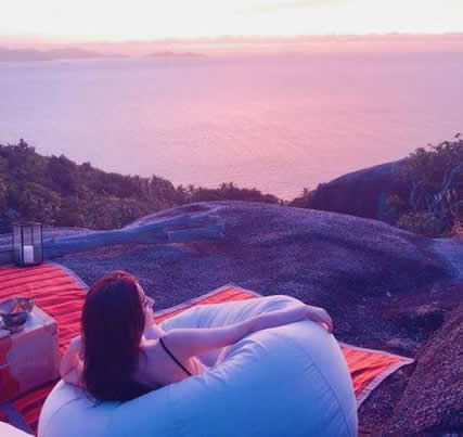 迪丽热巴晒背影照：黑色吊带美背诱人,迪丽热巴美照