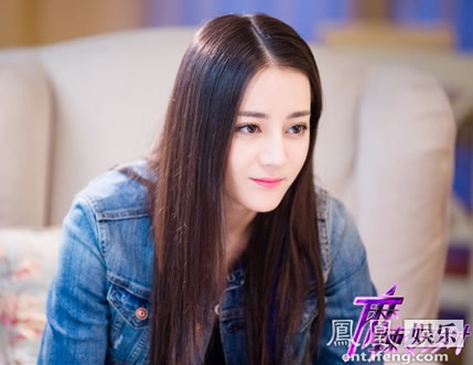 迪丽热巴晒背影照：黑色吊带美背诱人,迪丽热巴美照