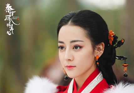 迪丽热巴晒背影照：黑色吊带美背诱人,迪丽热巴美照