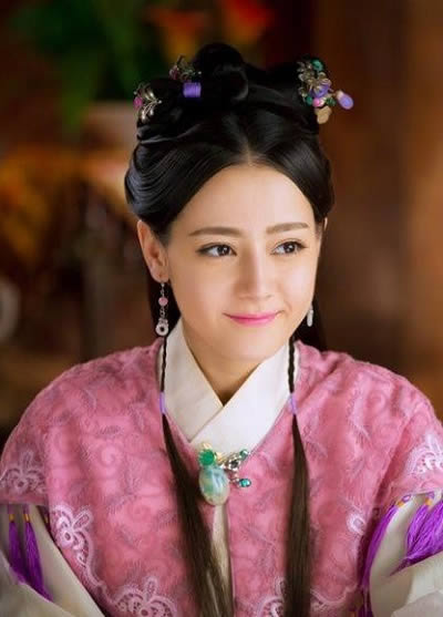 迪丽热巴晒背影照：黑色吊带美背诱人,迪丽热巴美照