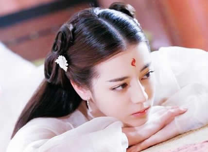 迪丽热巴晒背影照：黑色吊带美背诱人,迪丽热巴美照