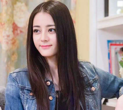 迪丽热巴晒背影照：黑色吊带美背诱人,迪丽热巴美照