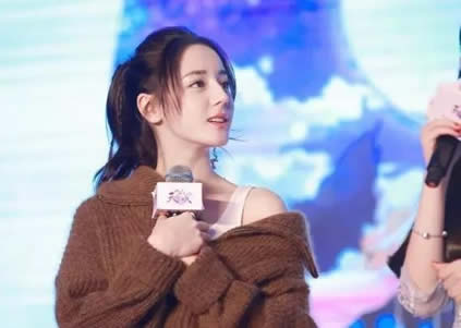 迪丽热巴晒背影照：黑色吊带美背诱人,迪丽热巴美照