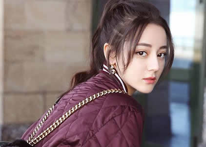 迪丽热巴晒背影照：黑色吊带美背诱人,迪丽热巴美照