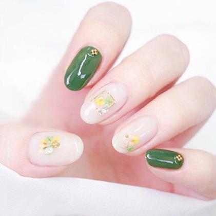 2018显白美甲流行颜色：2018年美甲图片展现流行色