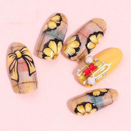 2018显白美甲流行颜色：2018年美甲图片展现流行色