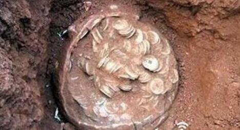 男子上山寻宝 挖出这物吓坏了!（掉钱了）