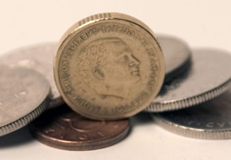 男子上山寻宝 挖出这物吓坏了!（掉钱了）