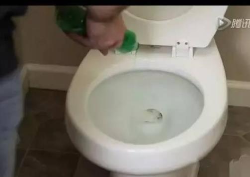 家庭生活小窍门 马桶堵塞学会这招轻松搞定（图）