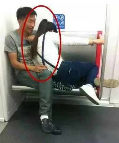 女朋友非得抢我的座位，搞得大家都尴尬了