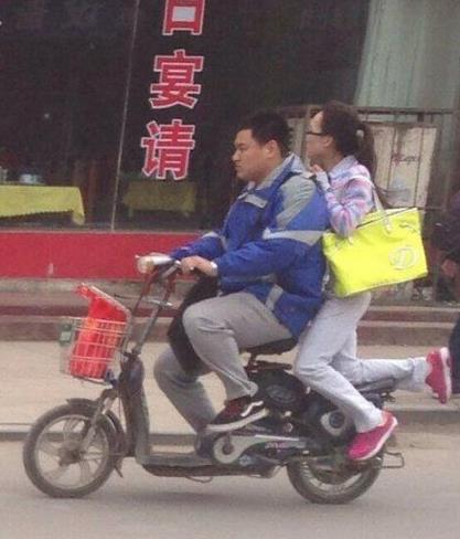 妹子这是跪习惯了么