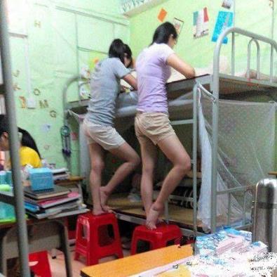 一看就知道是好闺蜜， 配合的这么默契