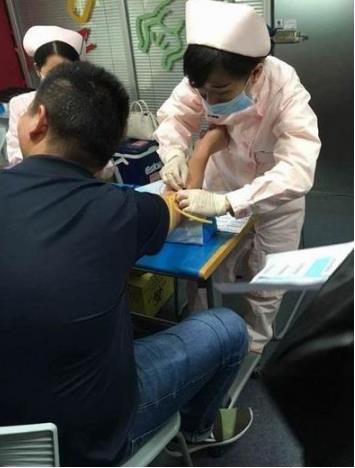 大叔不老实，抽个血还摸护士干啥