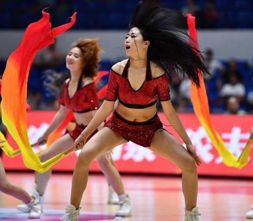 啦啦宝贝加油助威 扇子舞大秀身段（组图）