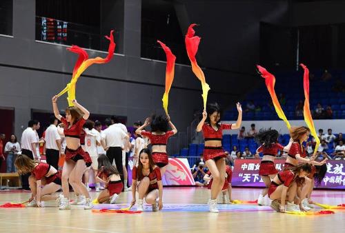 啦啦宝贝加油助威 扇子舞大秀身段（组图）