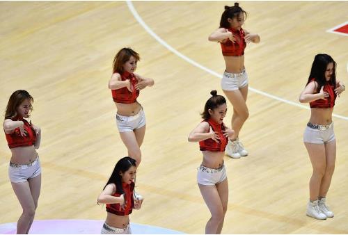 啦啦宝贝加油助威 扇子舞大秀身段（组图）