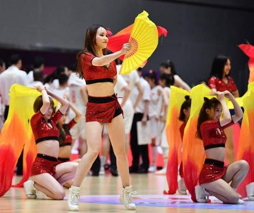 啦啦宝贝加油助威 扇子舞大秀身段（组图）