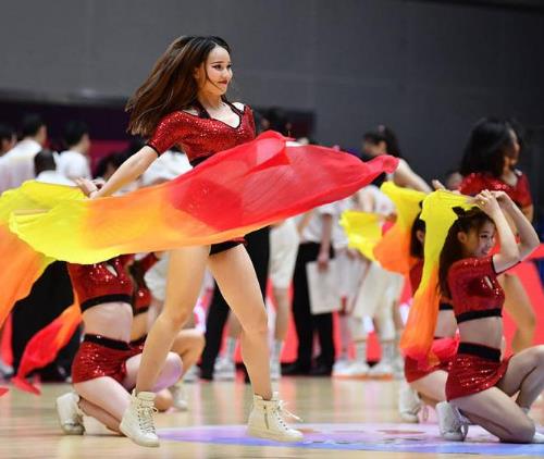 啦啦宝贝加油助威 扇子舞大秀身段（组图）