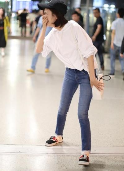 佟丽娅清纯似学生：白色卫衣配牛仔裤清纯可人（图）