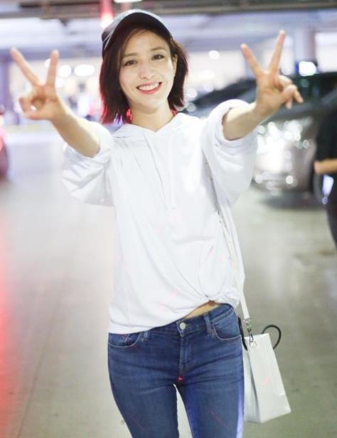 佟丽娅清纯似学生：白色卫衣配牛仔裤清纯可人（图）
