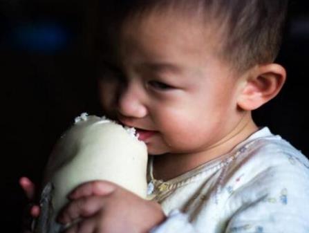 被馒头噎住了千万不能喂水!喉咙被噎住该怎么做