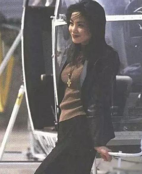 王菲近照曝光：状态好不输20岁姑娘,王菲年轻时照片