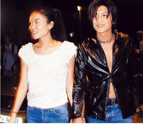 王菲谢霆锋旧照：王菲谢霆锋18年前旧照幸福甜蜜