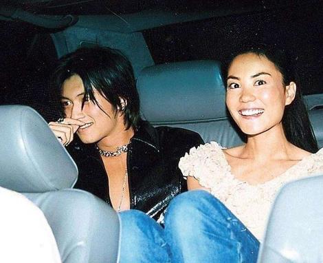 王菲谢霆锋旧照：王菲谢霆锋18年前旧照幸福甜蜜