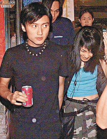 王菲谢霆锋旧照：王菲谢霆锋18年前旧照幸福甜蜜