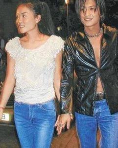 王菲谢霆锋旧照：王菲谢霆锋18年前旧照幸福甜蜜