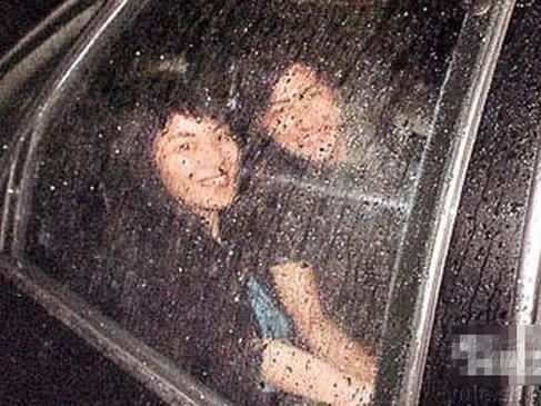 王菲谢霆锋旧照：王菲谢霆锋18年前旧照幸福甜蜜