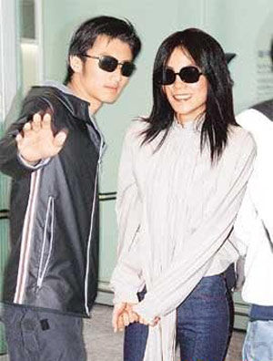 王菲谢霆锋旧照：王菲谢霆锋18年前旧照幸福甜蜜