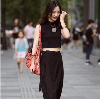 成都街头高温下的清凉美女