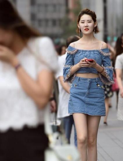 成都街头高温下的清凉美女