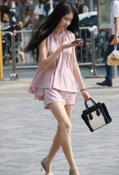 成都街头高温下的清凉美女