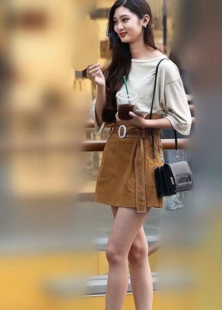 成都街头高温下的清凉美女